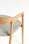 Armlehnstuhl aus Eiche, geölt mit hellgrauer Stoffbezug - JANU von insan
