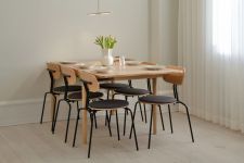Modernes Esstisch-Setting mit dem gepolsterten Stapelstuhl CURIOUS aus Holz von UMAGE Stapelstuhl aus Holz gepolstert CURIOUS von UMAGE