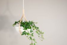 Blumentöpfe zum Hängen für die Decke - MORVAH SMALL CEILING HANGING PLANTER von Tom Raffield