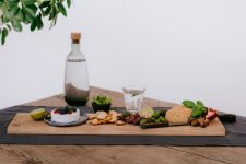 schmales Servierbrett aus Holz in Eiche - SERVING BOARD von Rio Lindo