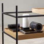 WOUD - TRAY SHELF LOW Detailaufnahme des offenen Regals aus Metall und Holz