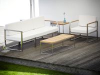 Der Beistelltisch LUX von Jan Kurtz als Teil einer modernen Sitzgruppe auf der Terrasse  quadratischer Beistelltisch aus Teakholz und Edelstahl - LUX von Jan Kurtz