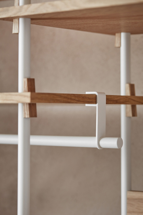 MOEBE SHELVING SYSTEM mit Kleiderstange als offener Kleiderschrank