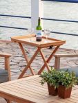 Als Beistelltisch bietet das SERVING TRAY WITH TRAY STAND von Traditional Teak eine zusätzliche Ablage  Tabletttisch klappbar aus Teakholz - SERVING TRAY WITH TRAY STAND von Traditional Teak