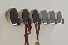 Moderne Wandhaken HAAK aus Holz und Metall im dänischen Design von WOUD Moderne Wandhaken im dänischen Design aus Holz - HAAK HOOK von WOUD