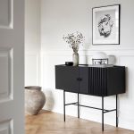 Modernes Wohnzimmer-Setting mit dem 120 cm breiten Sideboard ARRAY von WOUD in Eiche, schwarz lackiert  WOUD - ARRAY Sideboard in Eiche schwarz mit Metallgestell (120 cm breit)