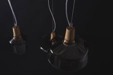 dreizehngrad INDUSTRIAL Detailansicht der Cluster Pendelleuchte aus Glas und Holz 