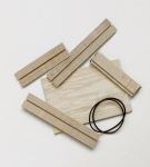 Einzelteile des Schreibtisch Organizer aus Holz mit Gummiband - ORGANISE von Moebe
