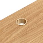 Zwischen dem natürlich gemaserten Eichenholz und dem kühlen Messing entsteht ein moderner Kontrast, der das Aussehen des Schreibtisches LOOP DESK von We Do Wood nachhaltig prägt Detail Design Schreibtisch für die Wand aus Eiche & Messing - LOOP DESK von We Do Wood