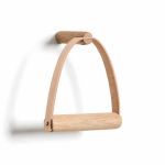 Das helle, natürliche Eichenholz aus dem der Toilettenpapierhalter TOILET PAPER HOLDER von by Wirth gefertigt ist, sorgt für eine wohlige Atmosphäre im Badezimmer by Wirth TOILET PAPER HOLDER - Toilettenpapierhalter aus Eiche für die Wand