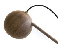 Detailaufnahme der Schreibtischleuchte LUNE LAMP mit LED Leuchtmittel von Brdr. Krüger in Eiche geräuchert Detail Schreibtischleuchte mit LED aus Holz in Eiche geräuchert - LUNE LAMP von Brdr. Krüger