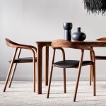 Der Armlehnstuhl NEVA von Artisan ergänzt Esstische als stilvolle Sitzgelegenheit, kann aber auch im Arbeitszimmer zum Einsatz kommen Artisan - NEVA Armlehnstuhl und Esstisch aus Holz