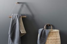 Schlichter Handtuchhalter TOWEL HANGER aus Holz und Leder für die Wand von by Wirth Handtuchhalter für die Wand aus Holz und Leder im dänischen Design - TOWEL HANGER von by Wirth