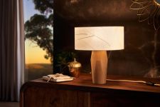 Tischleuchte mit Holzfuß aus Zirbe in Blätter PURA von LeuchtNatur