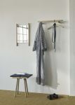 An der Wand befestigt, lässt der GEORG TABLE MIRROR Räume größer wirken und verleiht ihnen zusätzliche Tiefe Tischspiegel Holz - GEORG TABLE MIRROR von Skagerak