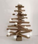 Holz-Weihnachstbaum in dunkler, geräucherter Eiche mit Dekoration