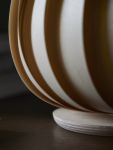 Detailaufnahme der Design Tischlampe TR7 TABLE LIGHT von Tom Rossau aus natürlich schönem Birkenholzfurnier Tom Rossau - TR7 TABLE LIGHT Tisclampe aus Holz in Birke