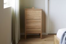 Moderne Wäschetruhe A LINE LAUNDRY BOX von FORM & REFINE als praktischer Alltagshelfer im Schlafzimmer Wäschetruhe aus Holz in Eiche im dänischen Design - A LINE LAUNDRY BOX von FORM & REFINE