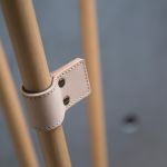 Die sogenannten MACARONI Add-On ergänzen die Holzstäbe des SPAGHETTI COAT RACK von EKTA Living als Kleiderhalen Ekta Living SPAGHETTI COAT RACK - Detailaufnahme des Kleiderständers aus Buche mit Macaroni Add on