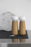 Große Salzmühlen HAMMERSHØI aus Holz mit weißem Keramikkopf von Kähler Design Große Salzmühlen mit weißem Keramikkopf- HAMMERSHØI von Kähler Design