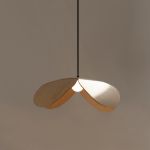 Organische Linien, nachhaltige Materialien und eine hochwertige Verarbeitung kennzeichnen die dekorative Pendelleuchte FORGET ME NOT (L) von UMAGE, die in ihrer Form einer Blüte nachempfunden ist FORGET ME NOT (L) von UMAGE - dekorative Pendelleuchte aus Holz