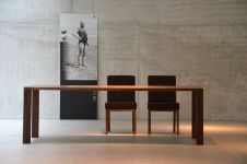 LEOS Esstisch von Jan Kurtz in Nussbaum