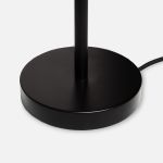 Im Detail: Der Ständer der Design Tischleuchte CONO TABLE LAMP von WOUD aus schwarzem, pulverbeschichteten Stahl Design Tischleuchte aus Metall im Detail - Die Cono Table Lamp von Woud