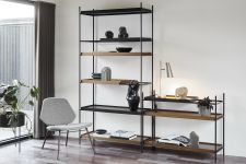 Auf dem Regal TRAY SHELF von WOUD stellt die Design Tischleuchte CONO TABLE LAMP kleine Holzfiguren ins Spotlight Woud Cono Table Lamp - Die dänische Design Tischleuchte aus Metall