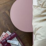 MOEBE BED Ausziehbett mit Nachttisch aus pulverbeschichtetem Stahl in Dusty Rose 