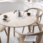 Der stilvolle Design Tisch IN BETWEEN SK3 von &tradition in Eiche weiß geölt IN BETWEEN SK3 von &tradition Design Tisch rund in Eiche weiß geölt