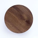 Draufsicht auf die runde Schmuckdose bOx von shibui aus lebendig gemasertem Walnussholz shibui - bOx runde Schmuckdose aus Holz in Walnuss