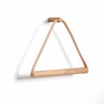 Handtuchhalter TOWEL HANGER von by Wirth aus unbehandelter Eiche mit hellem Lederband Handtuchhalter aus Holz und Leder - TOWEL HANGER von by Wirth