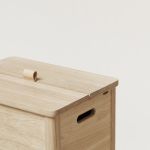 Geschlossene Wäschetruhe A LINE LAUNDRY BOX aus weiß geöltem Eichenholz von FORM & REFINE Wäschetruhe aus Holz in Eiche geschlossen- A LINE LAUNDRY BOX von FORM & REFINE