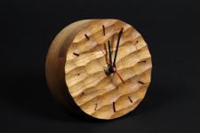 Die Oberfläche der runden Design Tischuhr DUNES TABLE CLOCK aus Holz von Rio Lindo ahmt die Schönheit windgeformter Sanddünen nach Runde Tischuhr aus Holz Dunes Table Clock von Rio Lindo