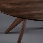 Unabhängig von der Holzart (hier Nussbaum) ist die lebendige Maserung deutlich auf der Oberfläche des Esstisches sichtbar und macht jeden Tisch zu einem echten Unikat Artisan - LAKRI ROUND TABLE Massivholz Esstisch rund in Walnuss
