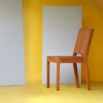 Eng aneinandergereihte Teakholzlamellen bilden die Sitz- und Rückenflächen des Gartenstuhls SAMOA von Jan Kurtz und prägen dessen modernen Charakter Jan Kurtz - SAMOA Teak Stuhl für den Garten