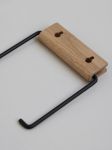 In seiner Form ist der Toilettenpapierhalter TOILET ROLL HOLDER von MOEBE auf das Nötigste reduziert und besteht so nur aus einer Wandhalterung aus Holz und einer Klammer aus Metall Moebe - Toilet Roll Holder Toilettenpapierhalter für die Wand