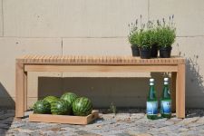 Die Holzgartenbank SAMOA von Jan Kurtz besticht mit schlichtem Design ohne Lehnen. schlichte Holz Gartenbank aus Teak - SAMOA von Jan Kurtz