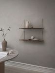 Im modernen dänischen Design ist das Wandregal LOOP SHELF von We Do Wood flexibel einsetzbar und nutzbar und wertet den jeweiligen Raum auch optisch auf We Do Wood - LOOP SHELF Wandregal aus Holz und Messing im dänischen Design