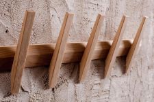 Design Garderobenleiste aus Holz Tangent 5 von Hoigaard