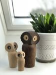 In Kombination der unterschiedlichen großen Holzfiguren OWL von architectmade entsteht eine kleine Eulenfamilie architectmade OWL - Eulen aus Holz im dänischen Design