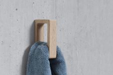 Schlichter Handtuchhalter TOWEL GRIP aus Holz von Andersen Furniture für die Wand Handtuchhalter für die Wand aus Holz - TOWEL GRIP von Andersen Furniture