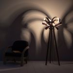 Tripod-Stehlampe SKIPPER mit gemütlichen Licht für Wohn- und Schlafbereich  Tripod-Stehlampe SKIPPER für gemütliches Licht in Wohn- und Schlafbereich von Tom Raffield