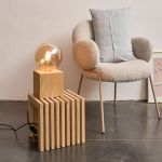 Tischlampe QUADER von Raumgestalt mit dekorativer Glühbirne und Fuß aus Eiche - Foto: Franziska Grund Tischlampe mit Glühbirne und quadratischer Holzfuß aus Eichenholz - QUADER von Raumgestalt