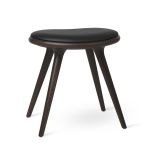 Hocker in Buche dunkel gebeizt mit runder Sitzfläche aus Leder - LOW STOOL von Mater