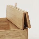 Sitztruhe mit Stauraum aus Eichenholz - A LINE STORAGE BENCH 68 von FORM & REFINE