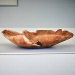 Die große Holzschale RAFFLE von Jan Kurtz wird aus massivem Teakholz gefertigt und von dessen natürlichen Eigenheiten geprägt RAFFLE von Jan Kurtz - große Holzschale aus Teak