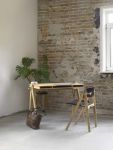 Der schlicht gestaltete Schreibtisch FIELD DESK von We Do Wood eignet sich optimal fürs Home Office und fügt sich dank seines modernen Designs auch harmonisch in Wohn- und Schlafzimmer ein We Do Wood - FIELD DESK moderner Designer Schreibtisch aus Eichenholz
