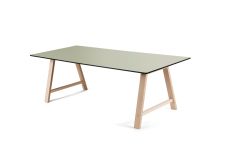 Andersen Furniture T1 Design Esstisch aus Holz in Eiche geseift / olivgrün