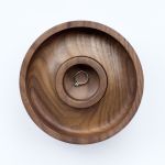 Während im Inneren Ring der Schmuckdose Ringe und Ohrringe eine geeignete Ablage finden, können Ketten und Uhren im äußeren Ring der Schmuckdose bOx von shibui verstaut werden shibui - bOx Schmuckdose mit Deckel aus Holz